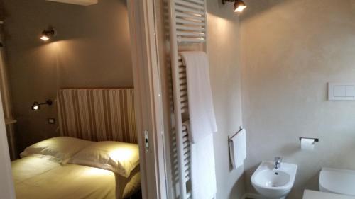 Classic Double Room image 4