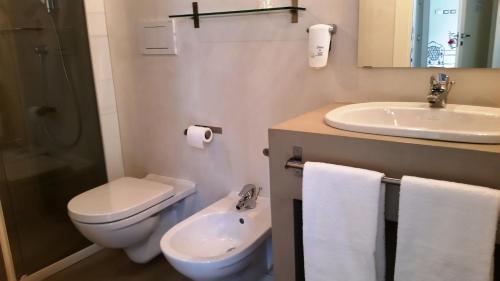 Classic Double Room image 2