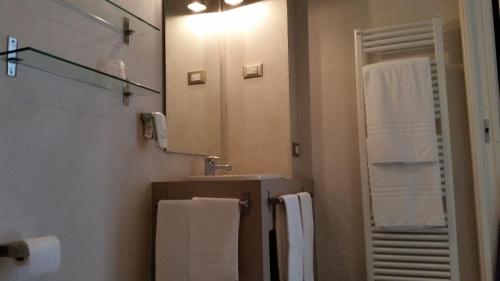 Classic Double Room image 3