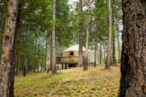 Yosemite Lakes Hillside Yurt 14