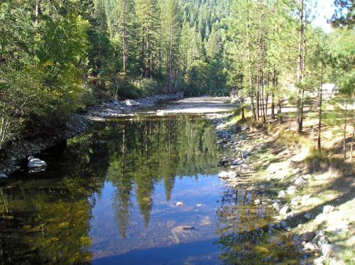 Yosemite Lakes Hillside Yurt 14