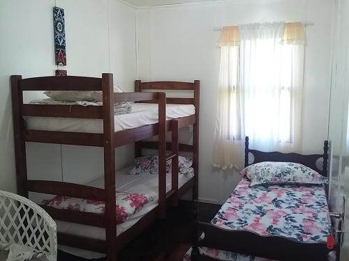 1 twin bed, 1 bunk bed