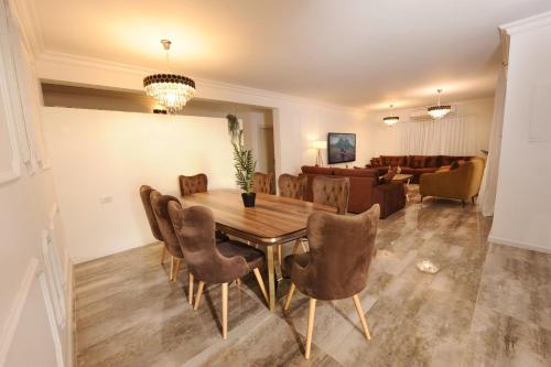 Koplietošanas atpūtas telpa ar TV, אחוזת ורונה וילה 4 חדרי שינה עם בריכה פרטית in Ein Yaakov