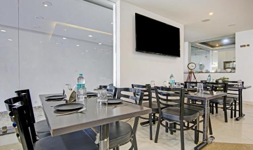 Étterem, Hotel Royal Empirre Near PEC-PGI-PU-Sukhna Lake-Rock Garden-Rose Garden Chandigarh in Nayagaon