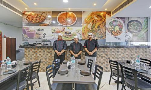 Étterem, Hotel Royal Empirre Near PEC-PGI-PU-Sukhna Lake-Rock Garden-Rose Garden Chandigarh in Nayagaon