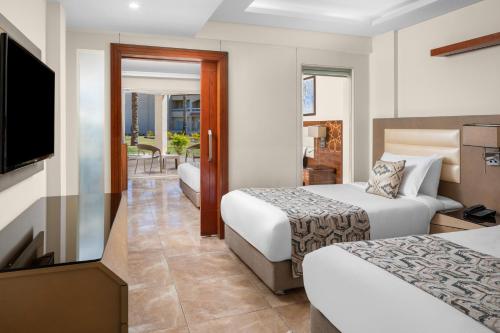 Family Room with Garden View image 4