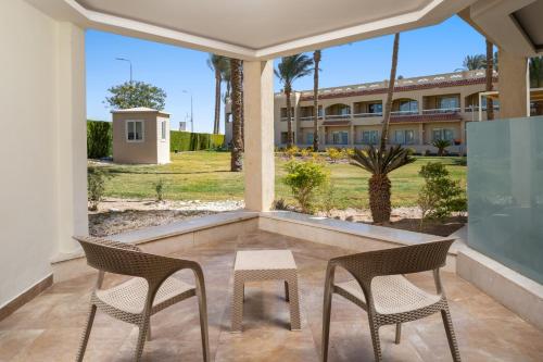 Family Room with Garden View image 9