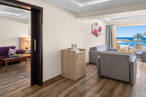 Suite with Sea View image 4
