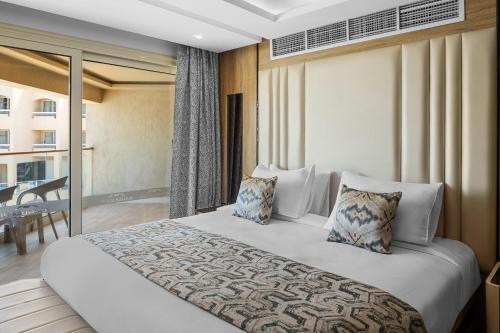 Deluxe Double Room image 4