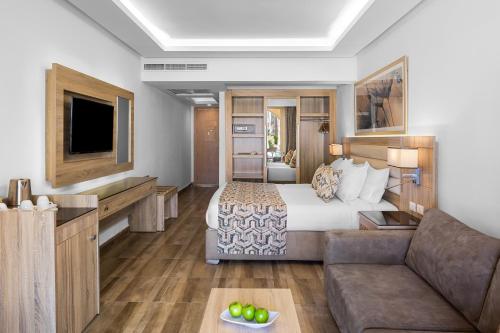Deluxe Double Room image 6