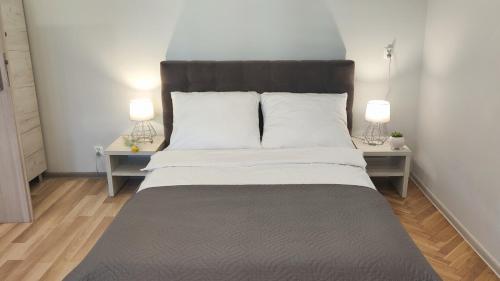 Apartament Leliwa - Centrum - blisko dworca PKP - blisko Starówki - restauracje i sklepy w pobliżu - pierwsze piętro - możliwy kurs na lotnisko -faktura - kawa - herbata - English