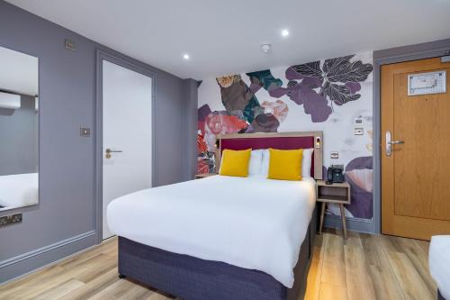 1 double bed, 1 twin bed