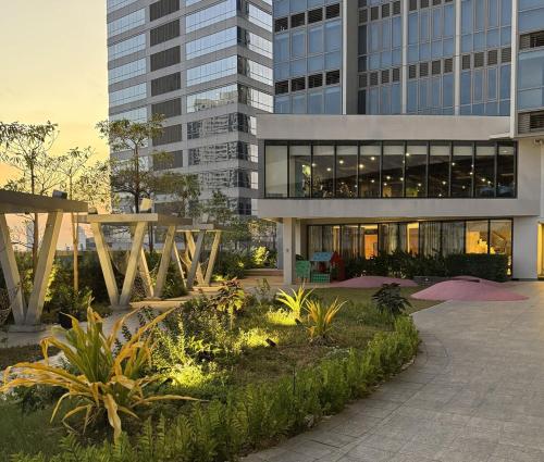 Elegant 1BR w/ Panoramic Pool Near Ortigas CBD -24, ميترو مانيلا