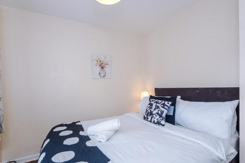 Cozy 3 Bed with PS4 and Parking by Vista Stays Short Lets Manchester