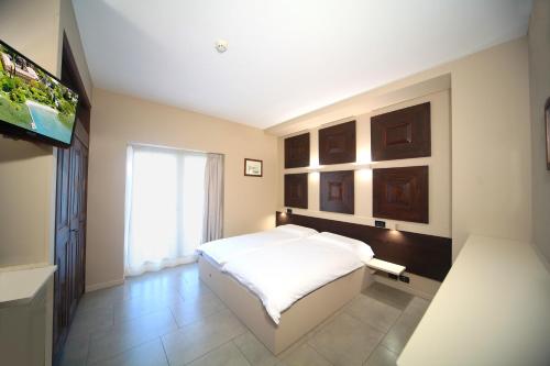 Classic Double or Twin Room image 5