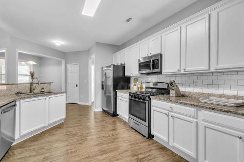 Spacious Family Retreat in Atlanta - Sleeps 10 in South Fulton