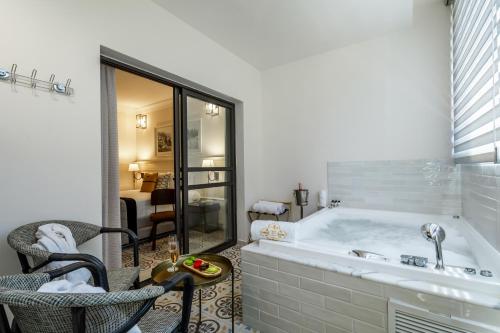 Pezsgőfürdő, Edmond Rosh Pina in Rosh Pina