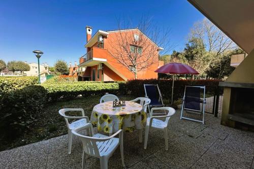 Cozy villetta with pool and garden in Bibione