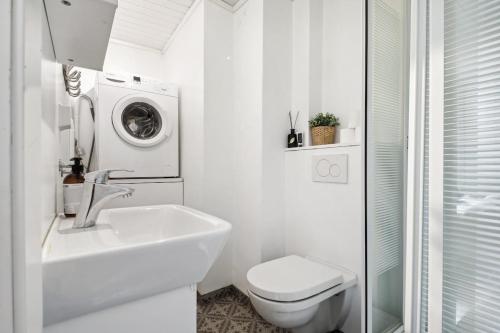 ห้องน้ำ, Lys and fin loftsleilighet in แดรมเมน