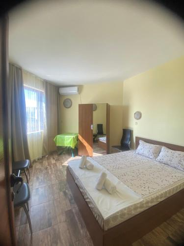One-Bedroom Apartment image 9
