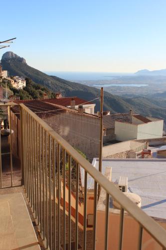  Sa Dommu de Kerciu vista mare con parcheggio in Baunei