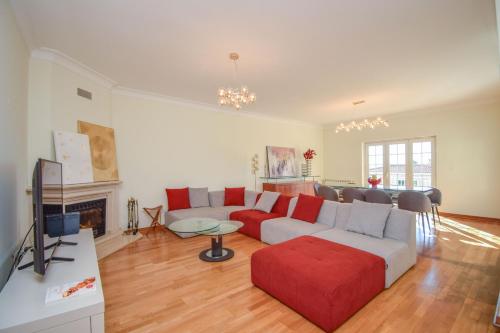 Spacious 4-Bedroom Villa with Private Heated Pool in Quinta da Beloura Sintra Ideal for Families & L in Penha Longa