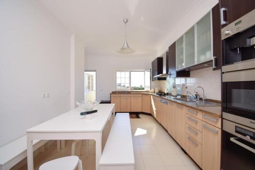 Spacious 4-Bedroom Villa with Private Heated Pool in Quinta da Beloura Sintra Ideal for Families & L in Penha Longa