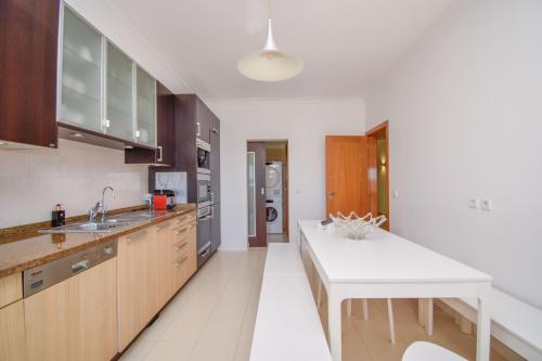 Spacious 4-Bedroom Villa with Private Heated Pool in Quinta da Beloura Sintra Ideal for Families & L in Penha Longa