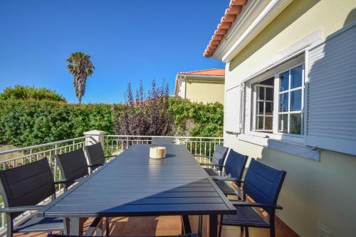 Spacious 4-Bedroom Villa with Private Heated Pool in Quinta da Beloura Sintra Ideal for Families & L in เปนยา ลองกา