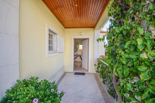 Spacious 4-Bedroom Villa with Private Heated Pool in Quinta da Beloura Sintra Ideal for Families & L in เปนยา ลองกา