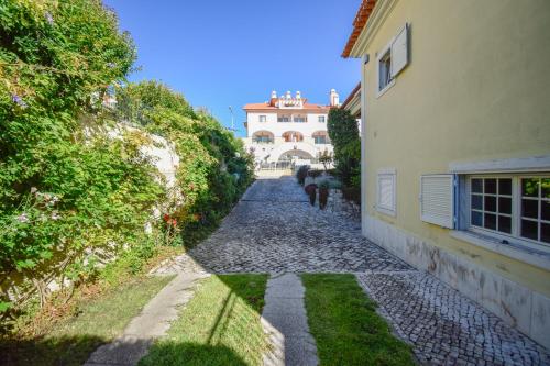 Spacious 4-Bedroom Villa with Private Heated Pool in Quinta da Beloura Sintra Ideal for Families & L in เปนยา ลองกา