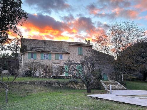 ทัศนียภาพภายนอกโรงแรม, Authentique mas provençal avec piscine (Authentique mas provencal avec piscine) in โบมง-เดอ-เปอร์ตุย