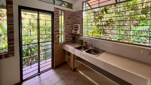 Zen Zaru Free MA Park Tour & Breakfast in Quepos