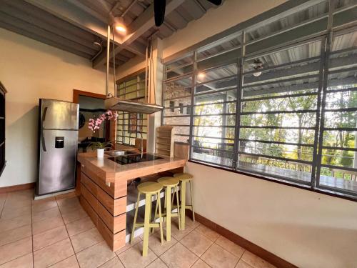 Zen Zaru Free MA park tour & breakfast in Quepos