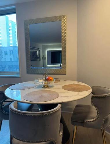 NEW Chic & Cozy 1BD Apartment Near East River, Minutes from Central Park, Nueva York (foto 7)