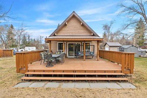 Lake Vibes 3 BD 1 BA Cottage steps from the Lake