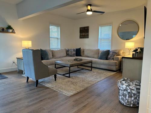 Hot Tub, Cozy Home & Step Free Entry in 菲舍斯