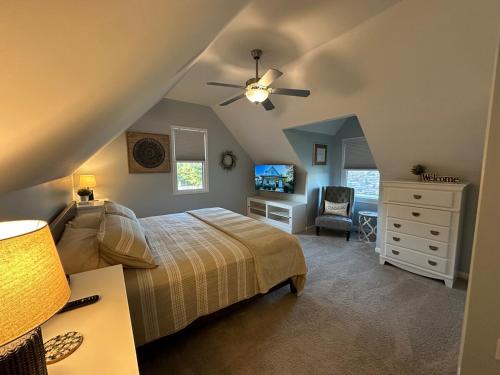 Hot Tub, Cozy Home & Step Free Entry in 菲舍斯