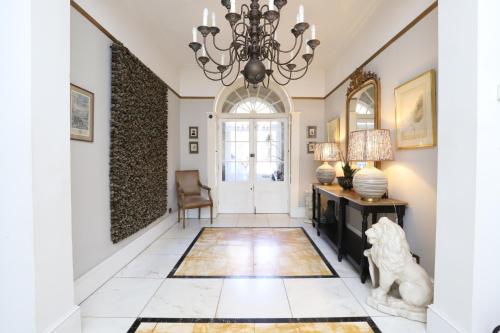 Fantastic historic Georgian villa, + tennis court. in Claverton