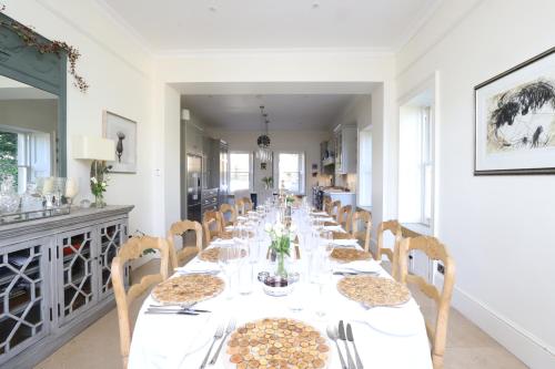 Fantastic historic Georgian villa, + tennis court. in Claverton