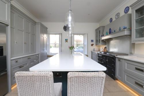 Fantastic historic Georgian villa, + tennis court. in Claverton