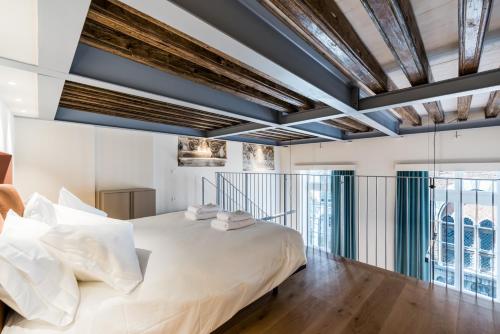 Imperial Luxury and Historical Frescoes in San Giorgio, Janov (fotografie 7)