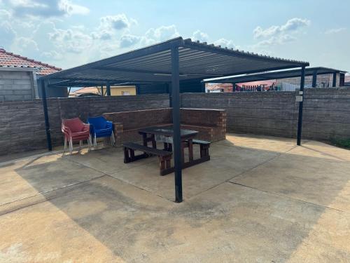المرافق, Rhino House with 3 bedrooms next to Pilanesberg and Sun City in موجواظي