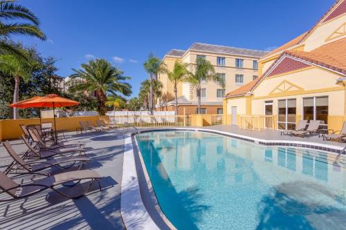라 퀸타 인 & 스위트 바이 윈덤 올랜도 유니버설 에이리어 - 수영장