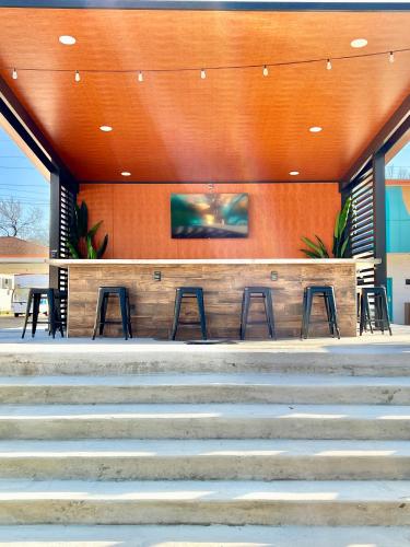 Far Out Motel - Starkville, MS