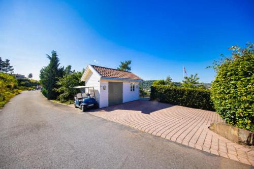 Villa in Kragerø with sea view, golf cart & RIB Villa in Kragerø with sea view, golf cart & RIB