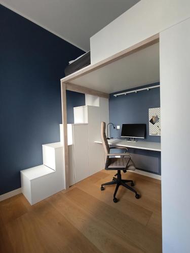 Bright Digital Nomads Loft, AC, Workspace, 24' Monitor, 5 min to Old Town, Riga