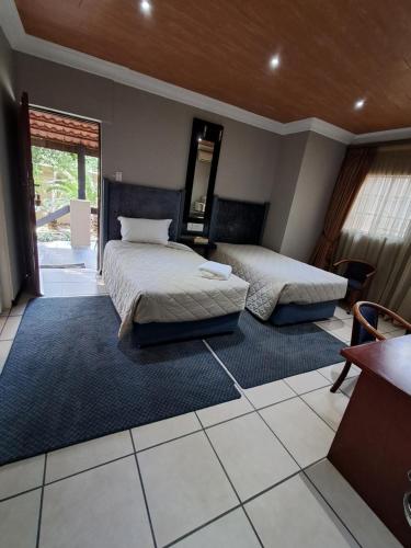 Luxury Twin Room image 8