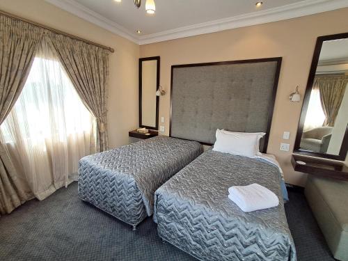 Luxury Twin Room image 7