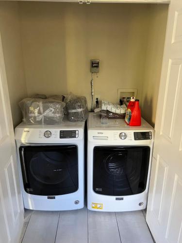 Spacious and tranquil 5br house in charming East Stroudsburg w game room, pets allowed